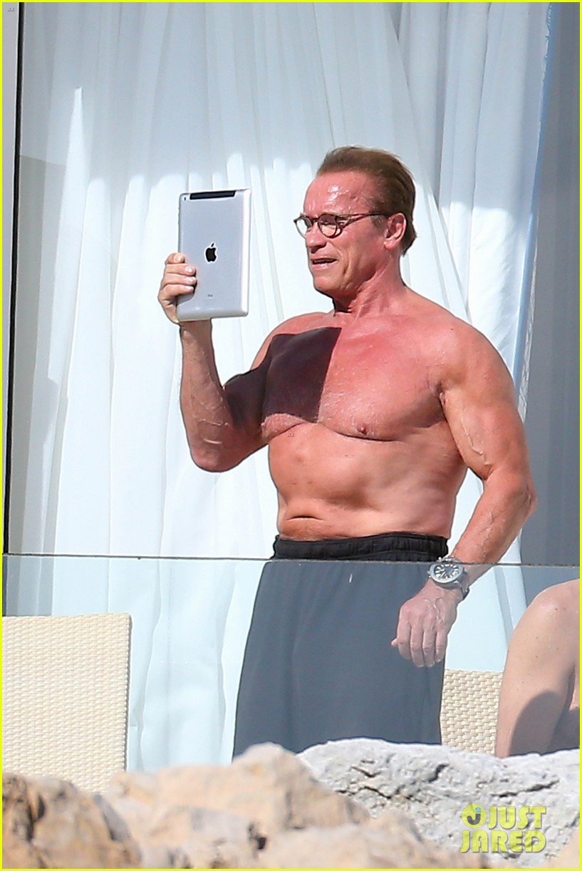 arnold-schwarzenegger-shirtless-buff-cannes-01.jpg