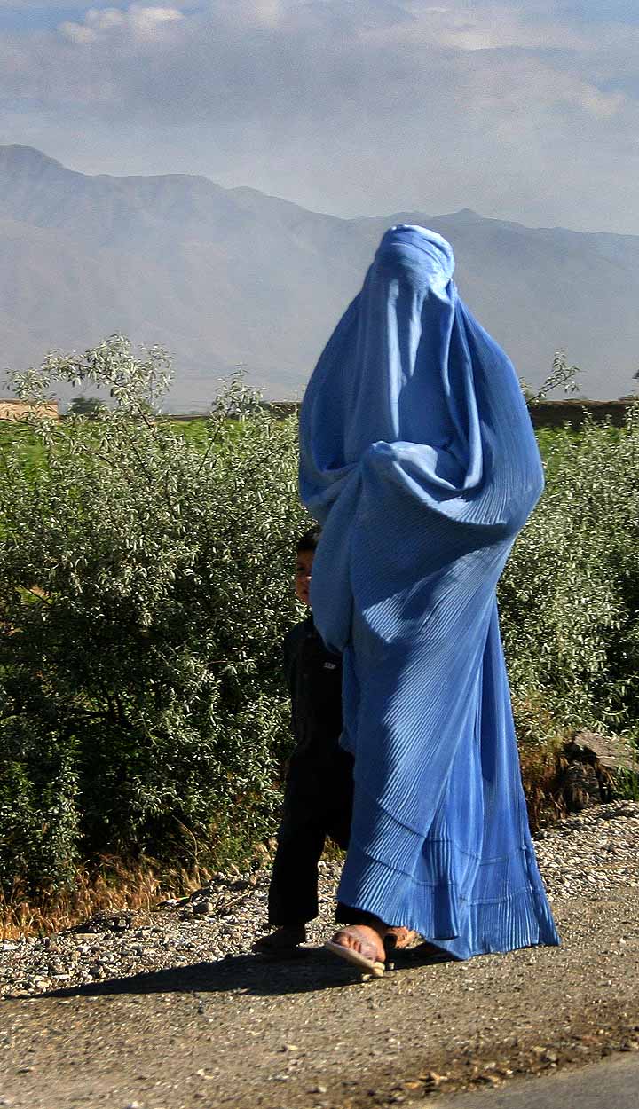 Woman_walking_in_Afghanistan.jpg