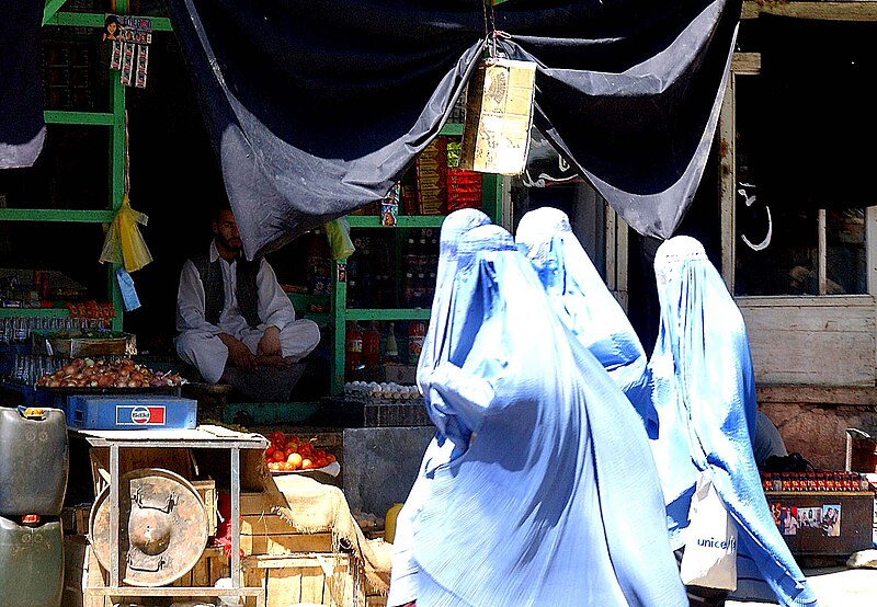 800px-Women_wearing_burka_in_Afghanistan.jpg